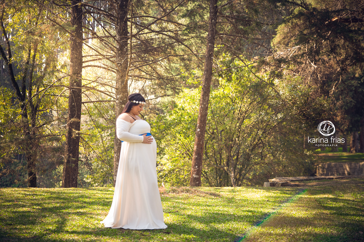 NO ENSAIO EXTERNO DE GESTANTE A MODELO OLHA PARA A BARRIGA