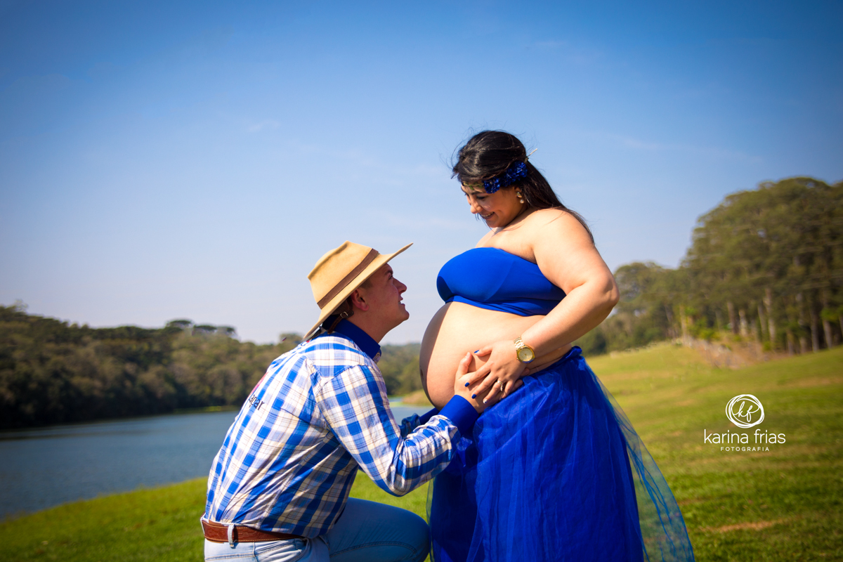 A MODELO OLHA PARA O ESPOSO NO BOOK EXTERNO DE GESTANTE