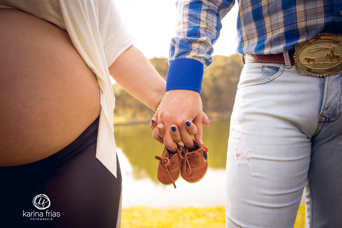 ENSAIO GESTANTE EXTERNO COM OS PAIS DANDO AS MÃOS