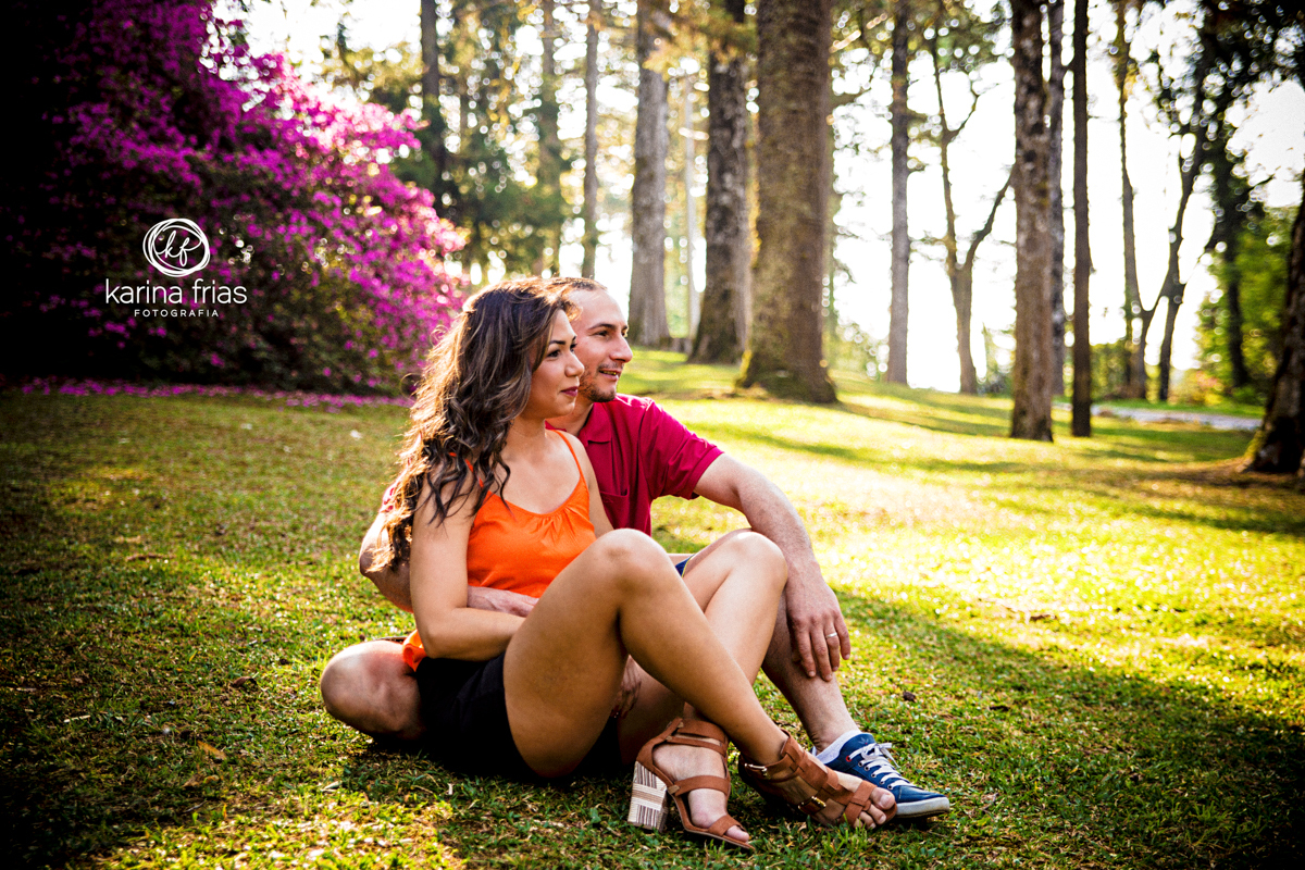 CASAL OLHA ATENTO O HORIZONTE EM SEU ENSAIO EXTERNO
