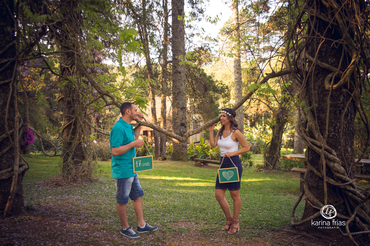 ENSAIO EXTERNO DE CASAL COM PLAQUINHAS COMO ACESSÓRIOS