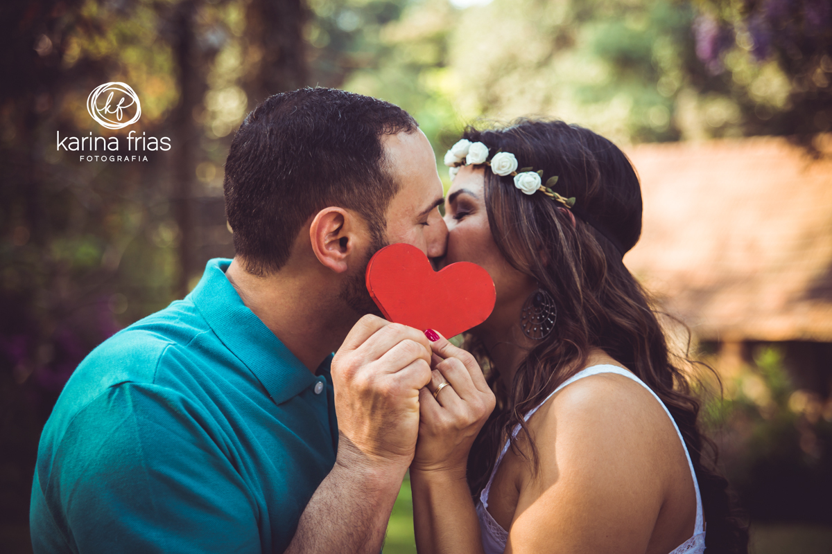 MODELOS SE BEIJAM PARA O ENSAIO EXTERNO DE CASAL ATRÁS DO CORAÇÃO