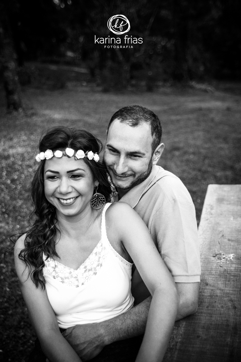 O CASAL SORRI PARA AS LENTES DA FOTOGRAFA KARINA FRIAS