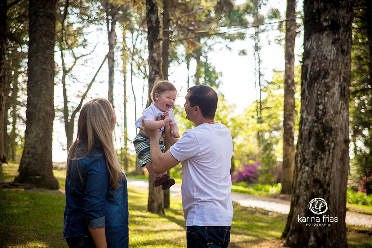 A CRIANÇA SORRI EM ENSAIO INFANTIL