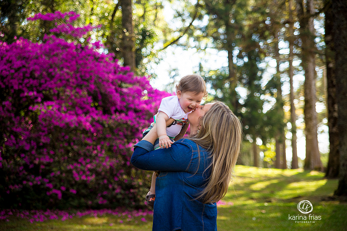A MAE BEIJA O FILHO NO ENSAIO EXTERNO EM CAXIAS DO SUL-RS