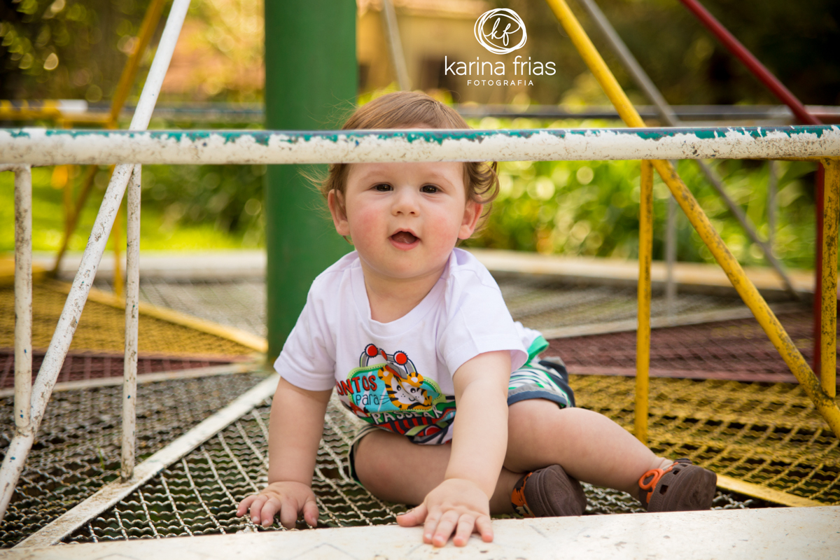 A CRIANÇA BRINCA ANTES DO ENSAIO SMASH THE CAKE