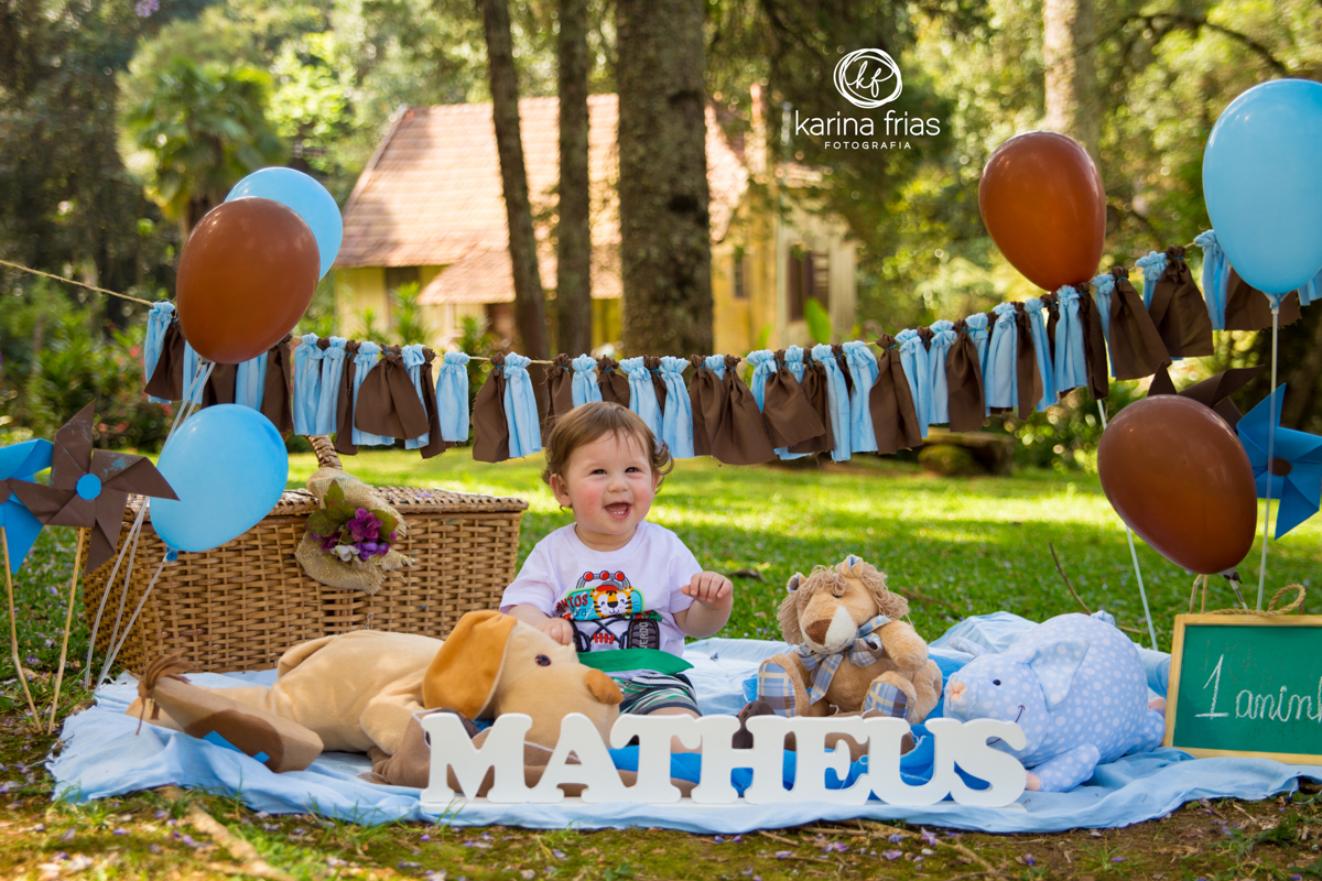 O CENÁRIO DO ENSAIO SMASH THE CAKE É COMPOSTO POR VÁRIOS ACESSÓRIOS