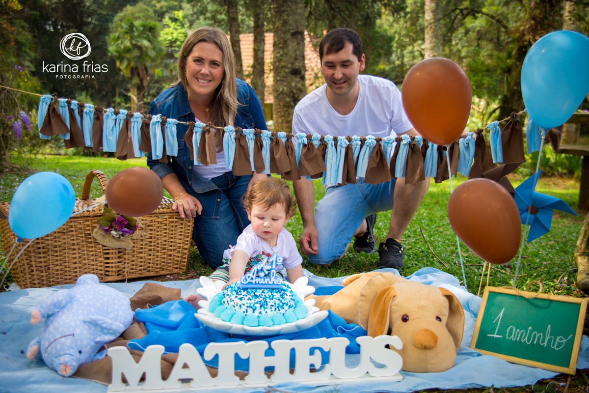 OS PAIS SENTAM ATRÁS DA CRIANÇA PARA AS FOTOS DO SMASH THE CAKE