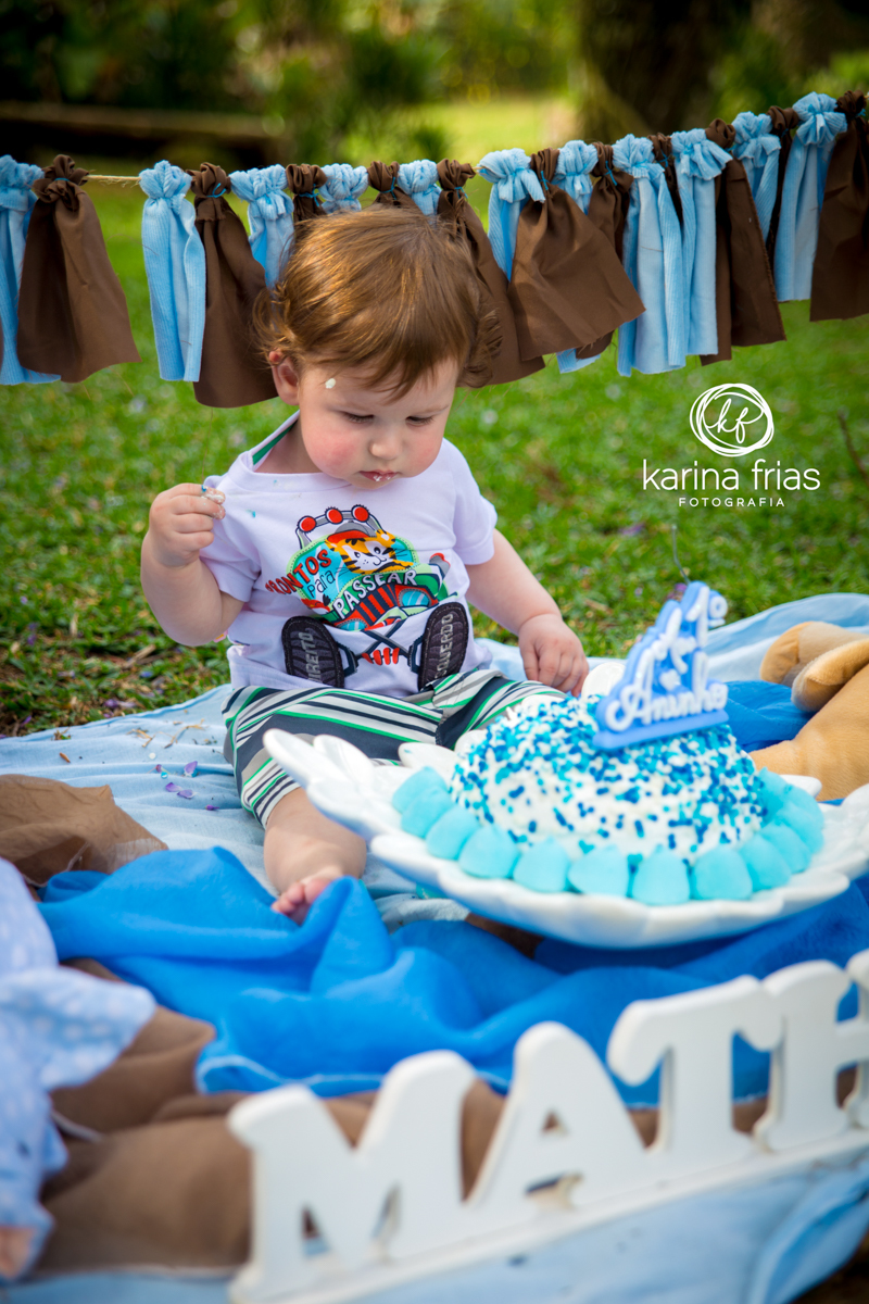 A CRIANÇA COMEÇA A SE LAMBUZAR COM O BOLO EM SEU ENSAIO