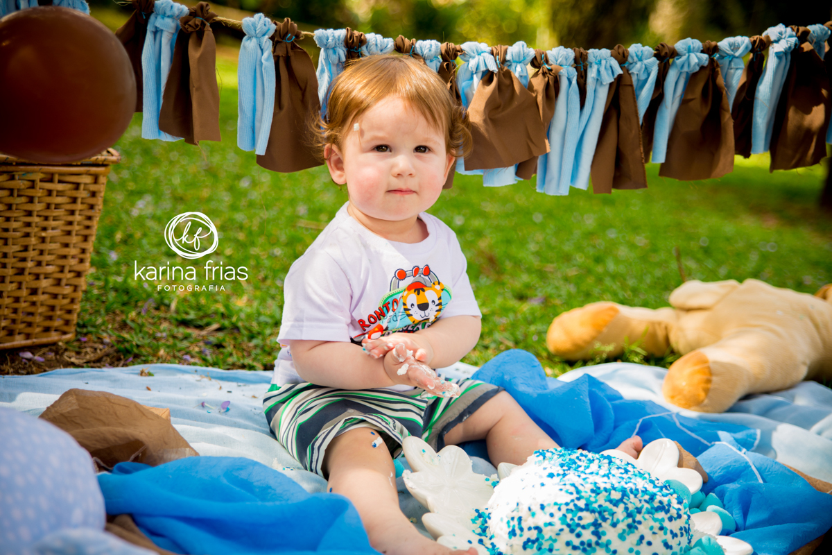 NO ENSAIO SMASH THE CAKE A CRIANÇA SE LAMBUZA COM O BOLO FEITO PELA MÃE
