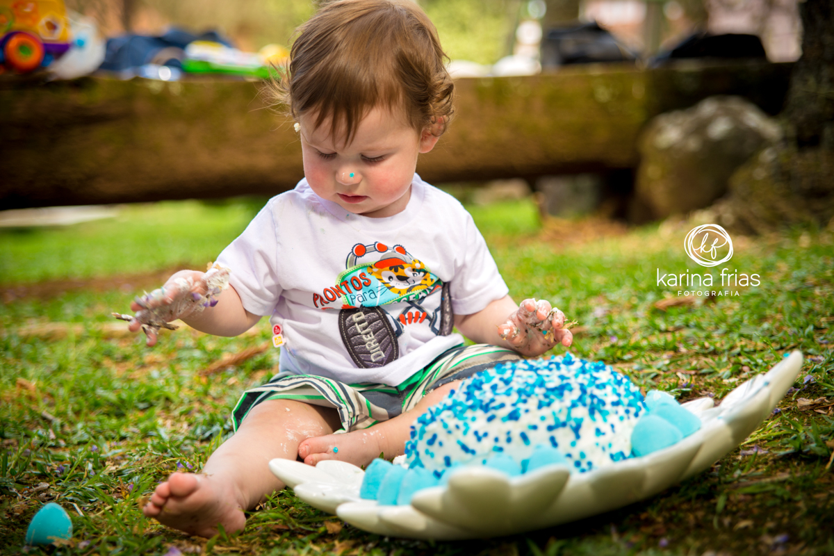 A CRIANÇA SE SUJA NO ENSAIO DE ESMAGAR O BOLO