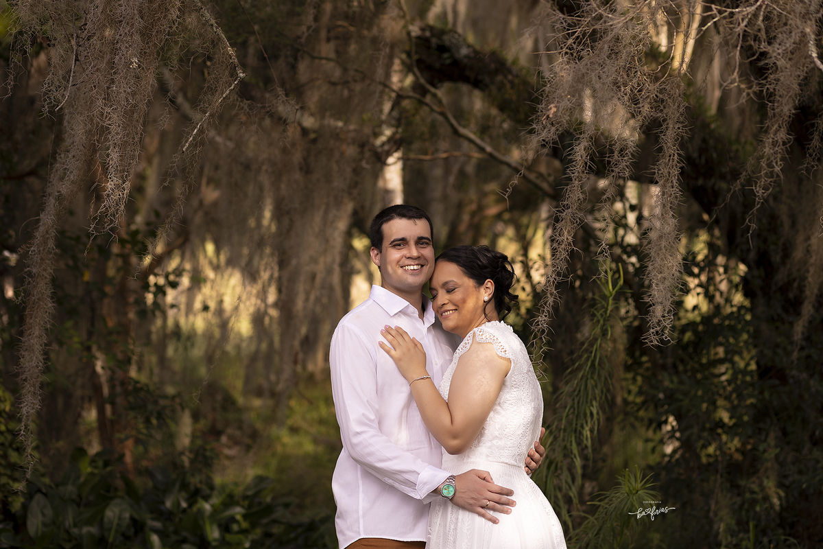 o casal se abraca no ensaio externo