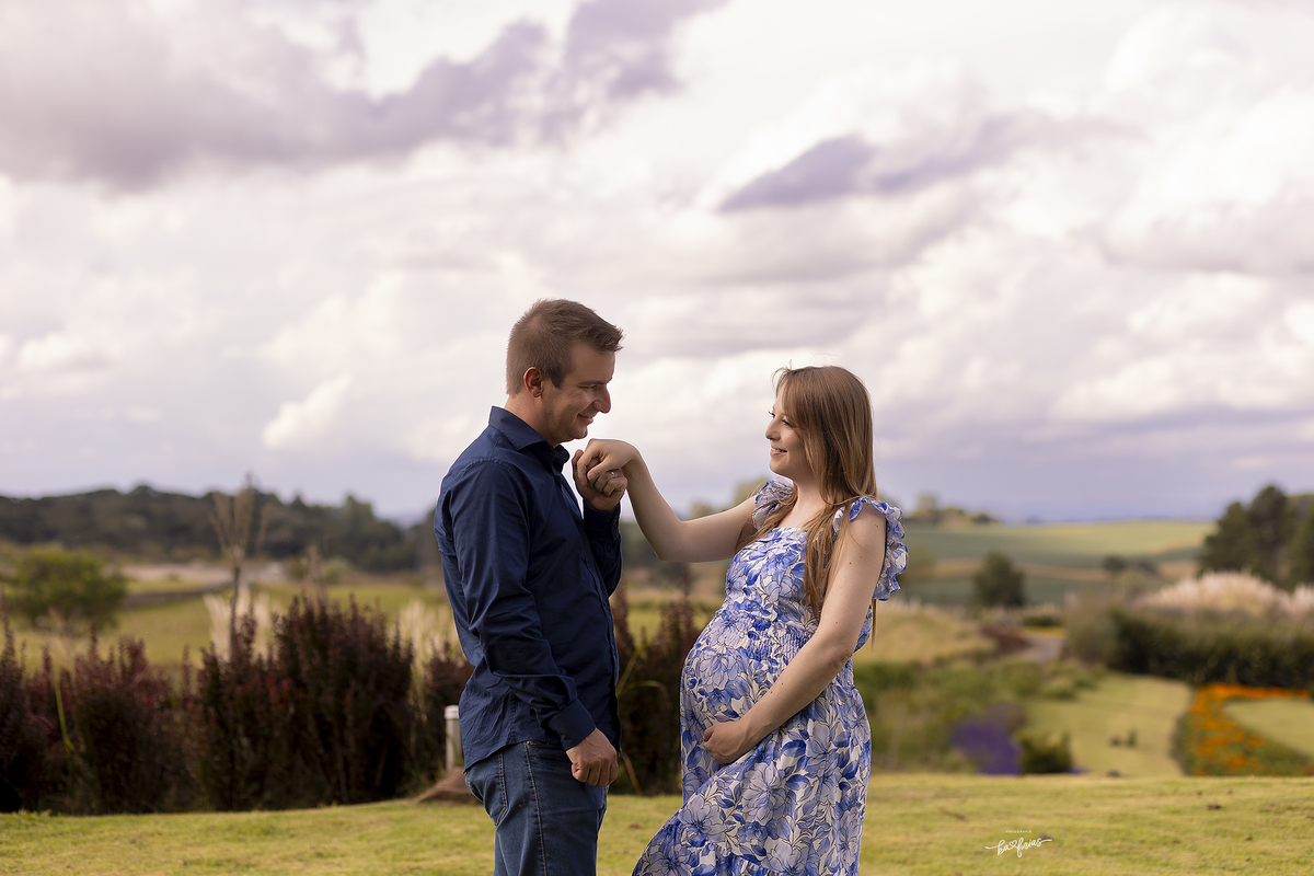 os modelos sorriem para a fotografa de gestante de caxias do sul, ka frias