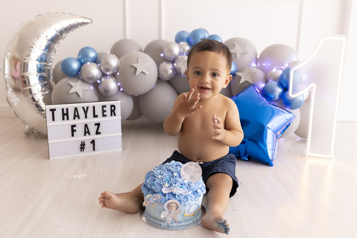 o menino brinca com o bolo no ensaio smash