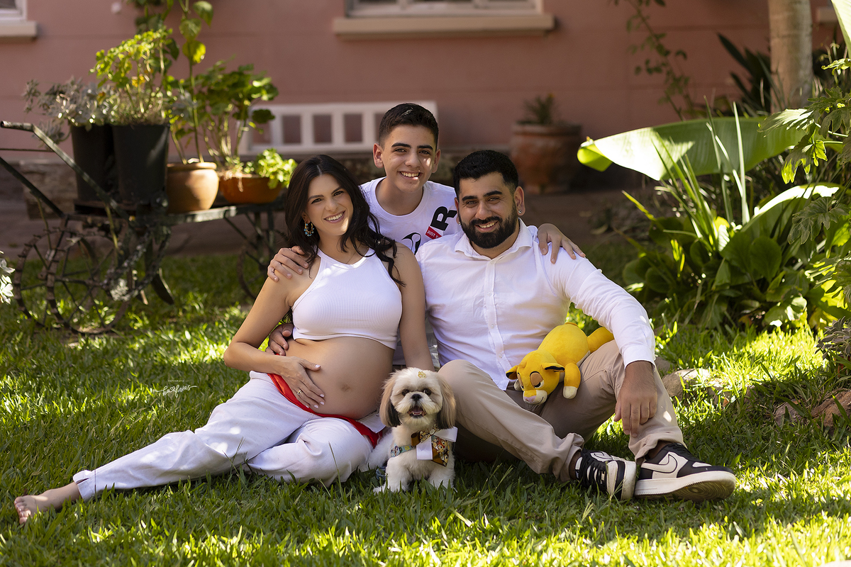 a familia participa do ensaio de gestante em caxias do sul