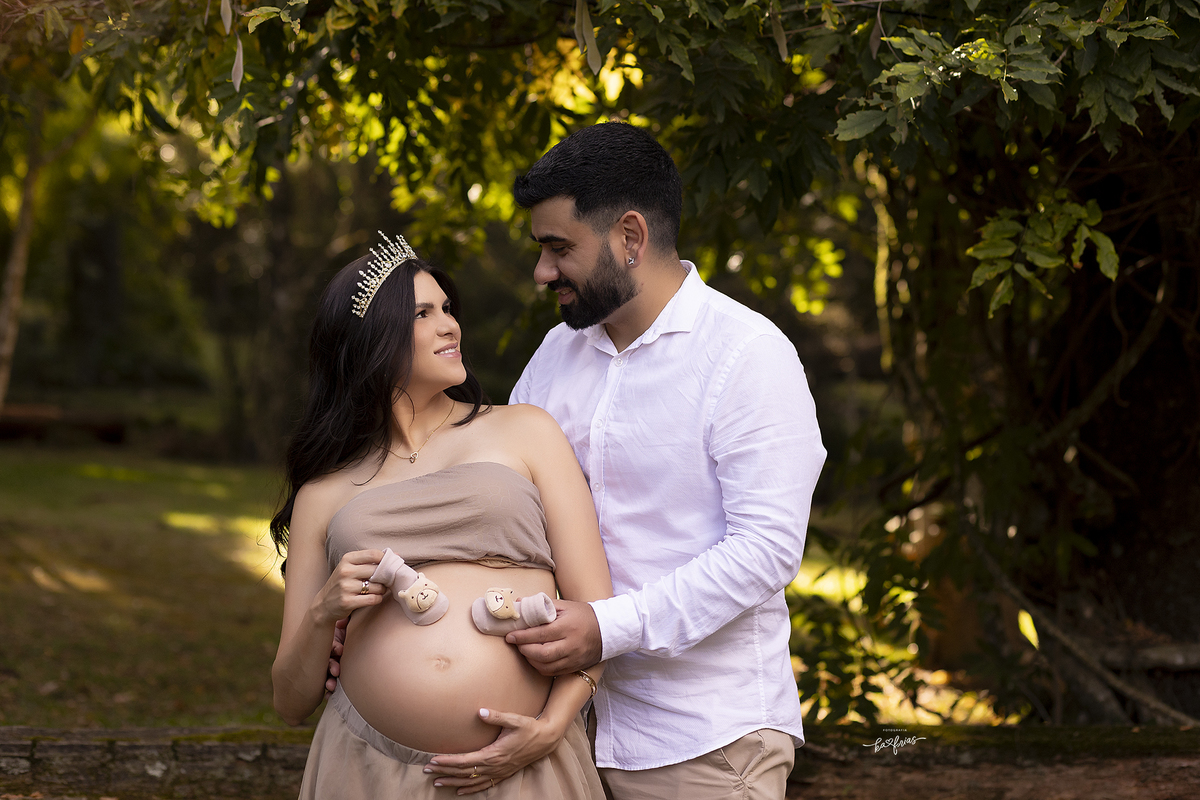 os pais se olham nas fotos de gestacao