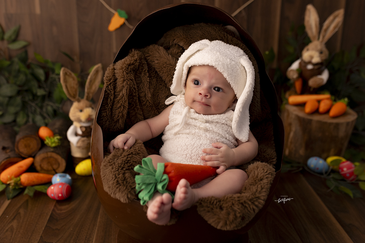 o bebe esta dentro do ovo para as fotos de pascoa