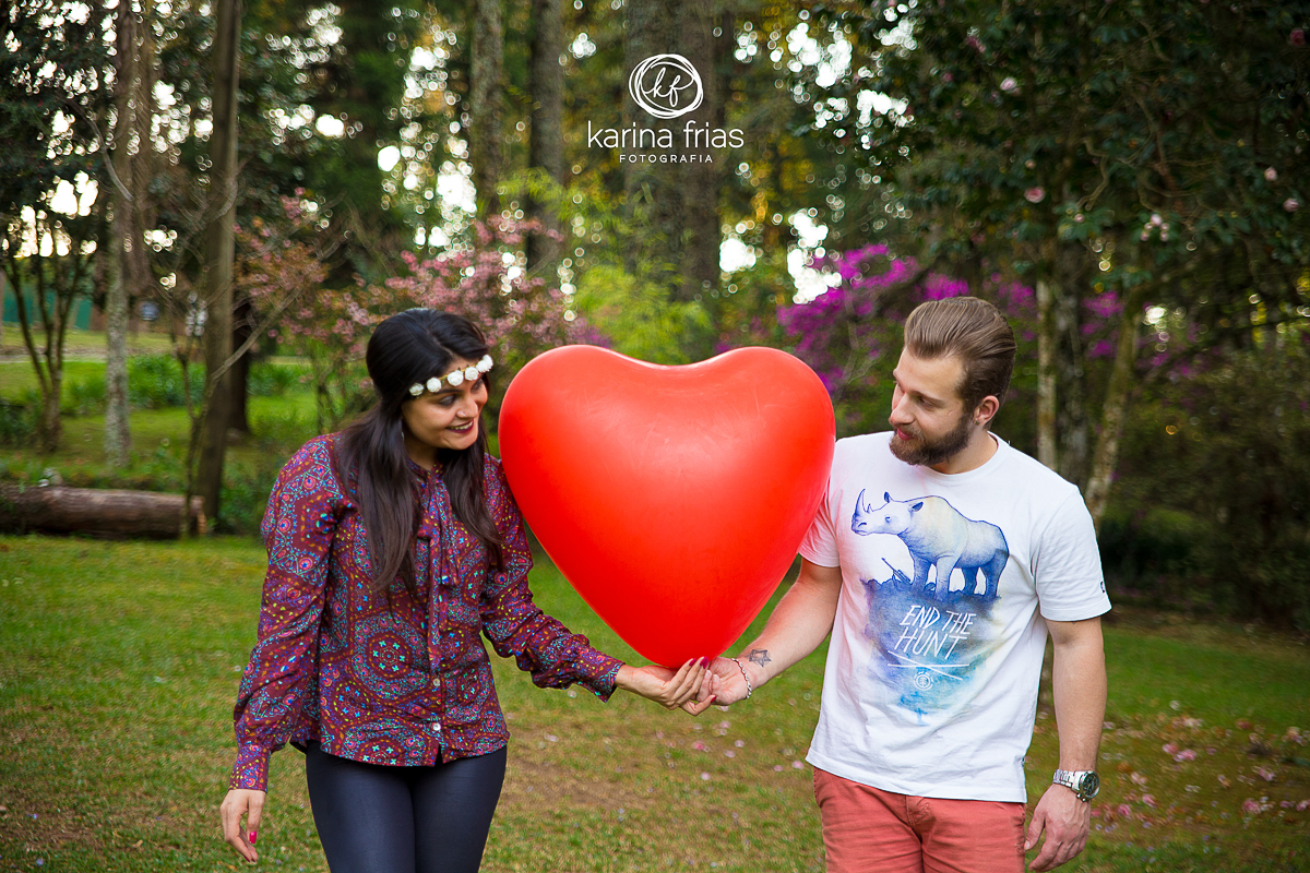 CASAL APAIXONADO SE OLHANDO NO ENSAIO EXTERNO DE CASAL