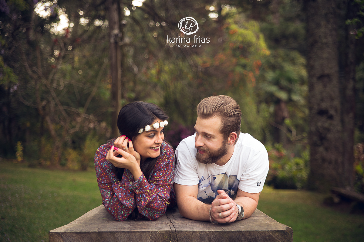 O CASAL SE OLHA ENQUANTO A FOTOGRAFA DE FAMILIA KARINA FRIAS REGISTRA O MOMENTO