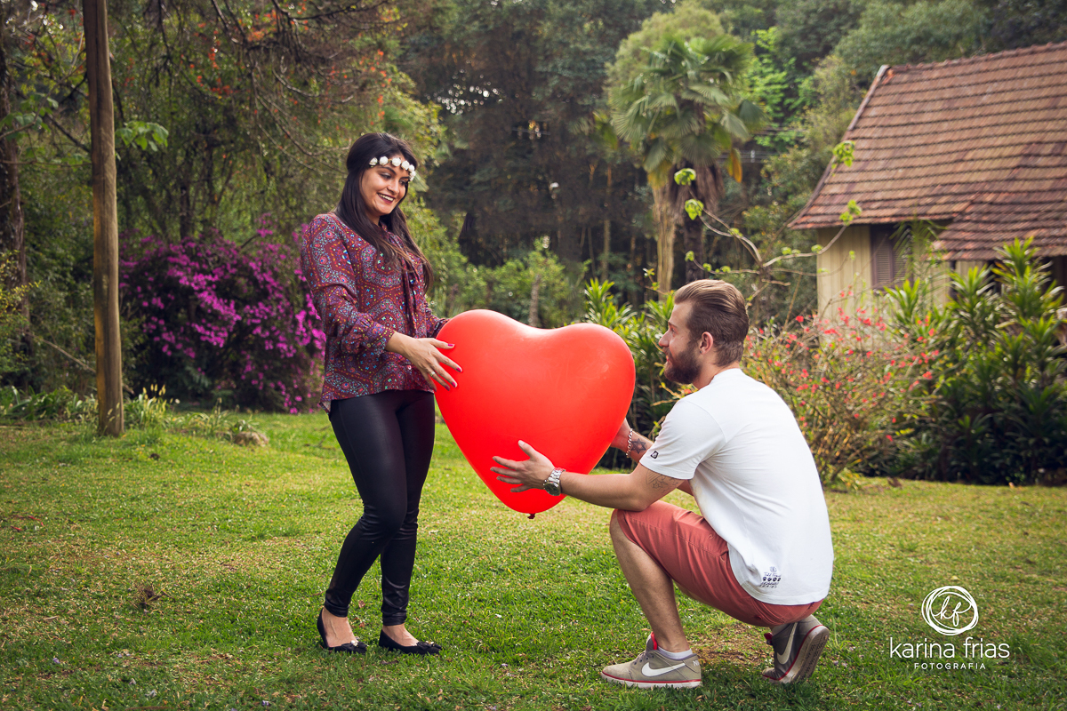 CASAL MOSTRANDO O CORAÇÃO EM ENSAIO EXTERNO