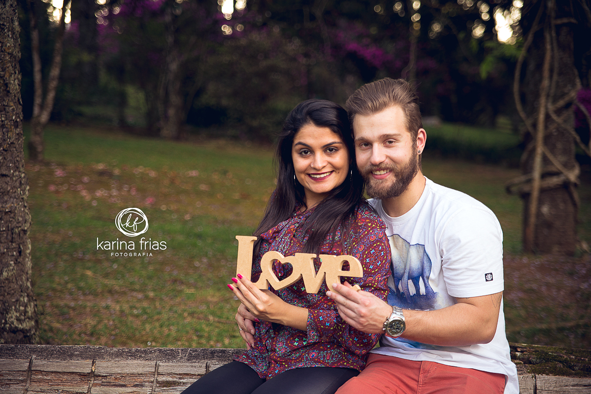 A PALAVRA LOVE ESTA SEMPRE PRESENTE NO ENSAIO DE CASAL