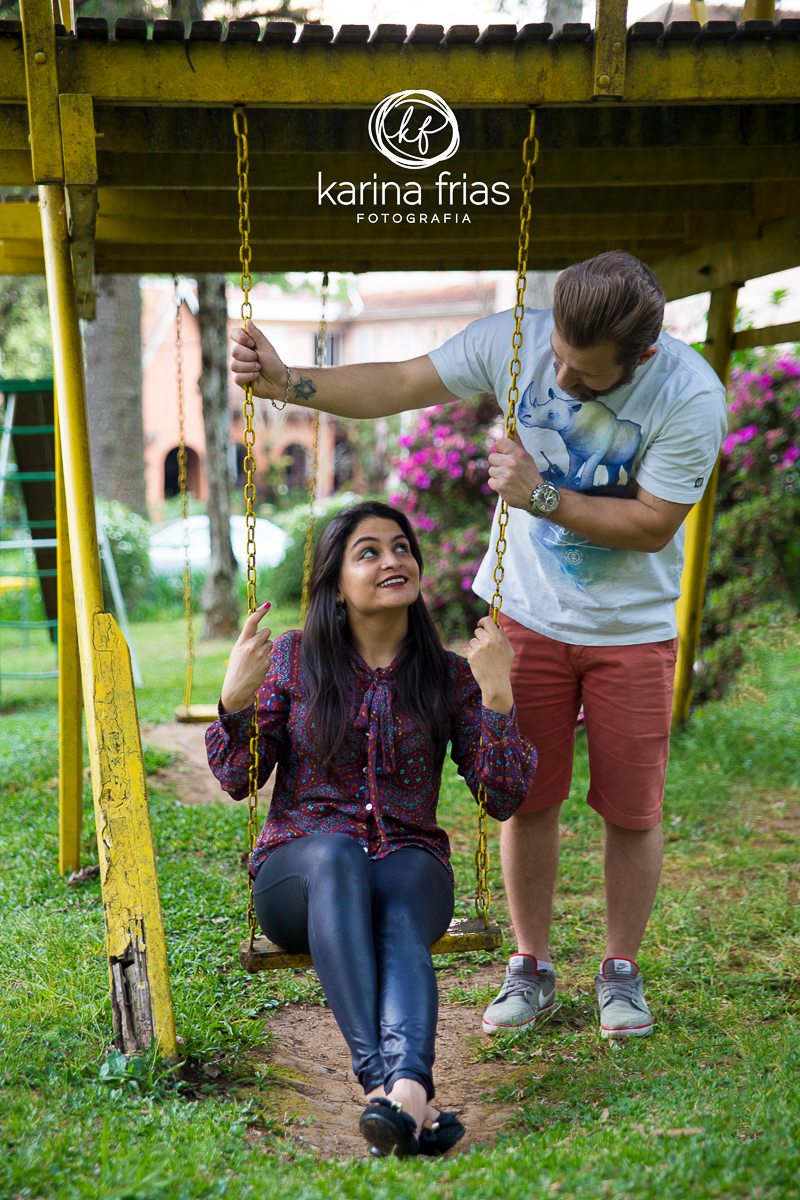 O MODELO BALANÇA A ESPOSA PARA AS FOTOS DE CASAL