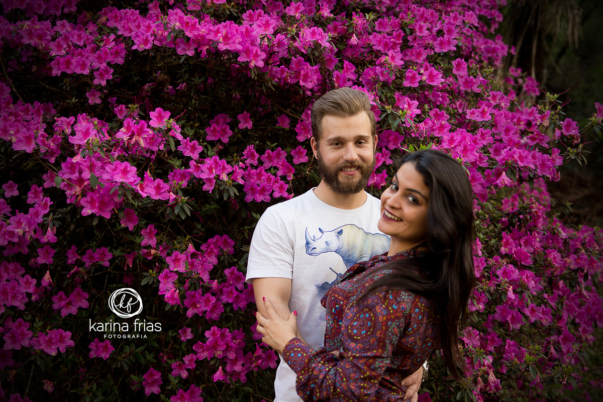 NO BOOK DE CASAL OS MODELOS OLHAM PARA A CAMERA DA FOTOGRAFA KARINA FRIAS