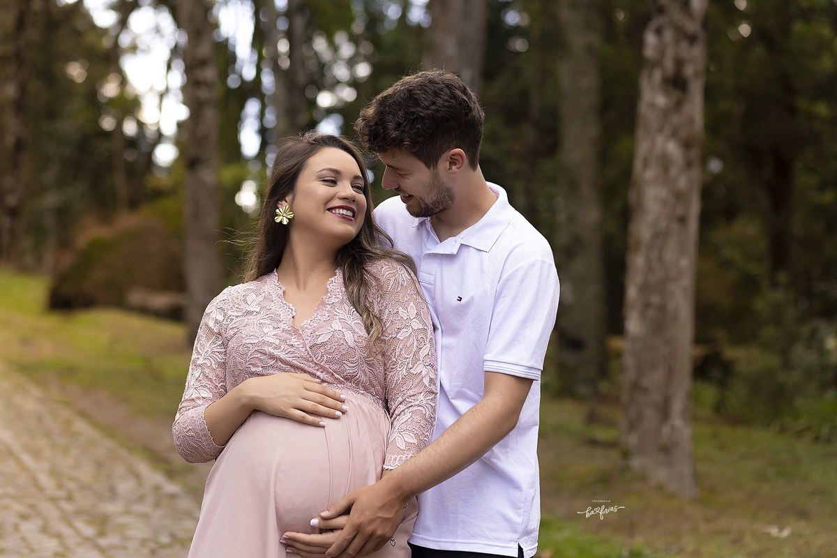 os modelos se olham durante ensaio gestante