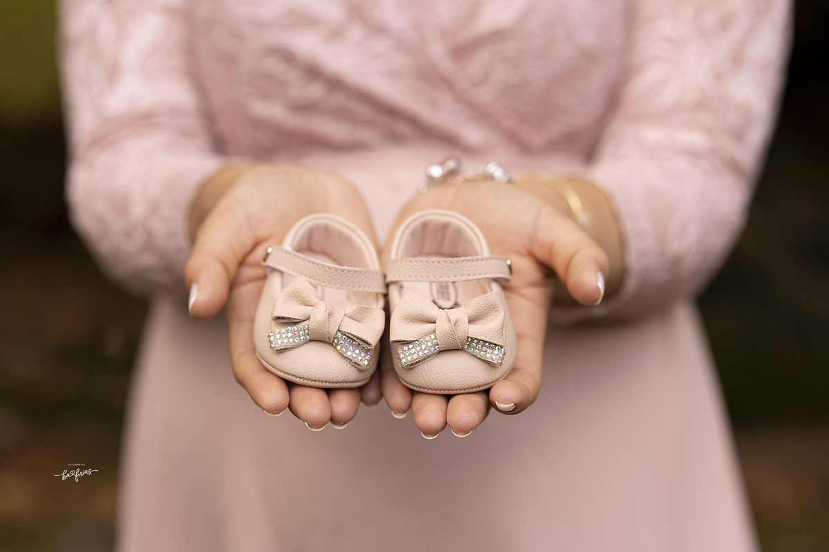 no ensaio de gestante usamos os sapatinhos da bebe como acessorio