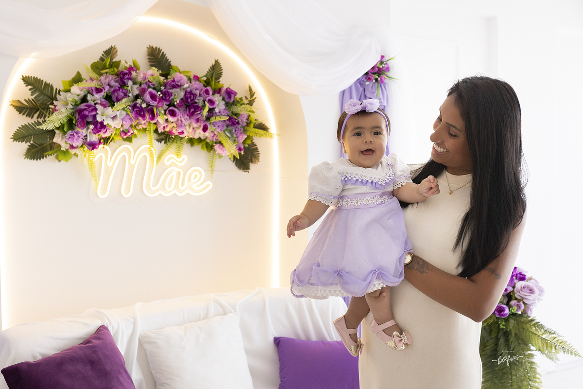 a mae brinca com a filha no ensaio de maes em caxias do sul-rs