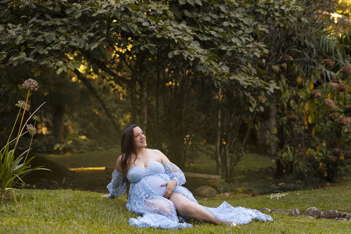 a gestante posa nas fotos externas