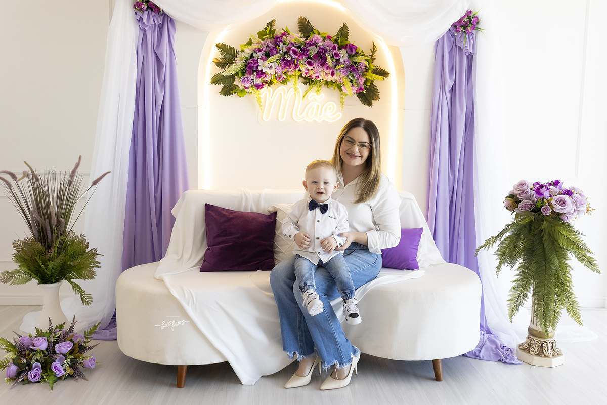 mae e filho posam na sessao de fotos de dia das maes