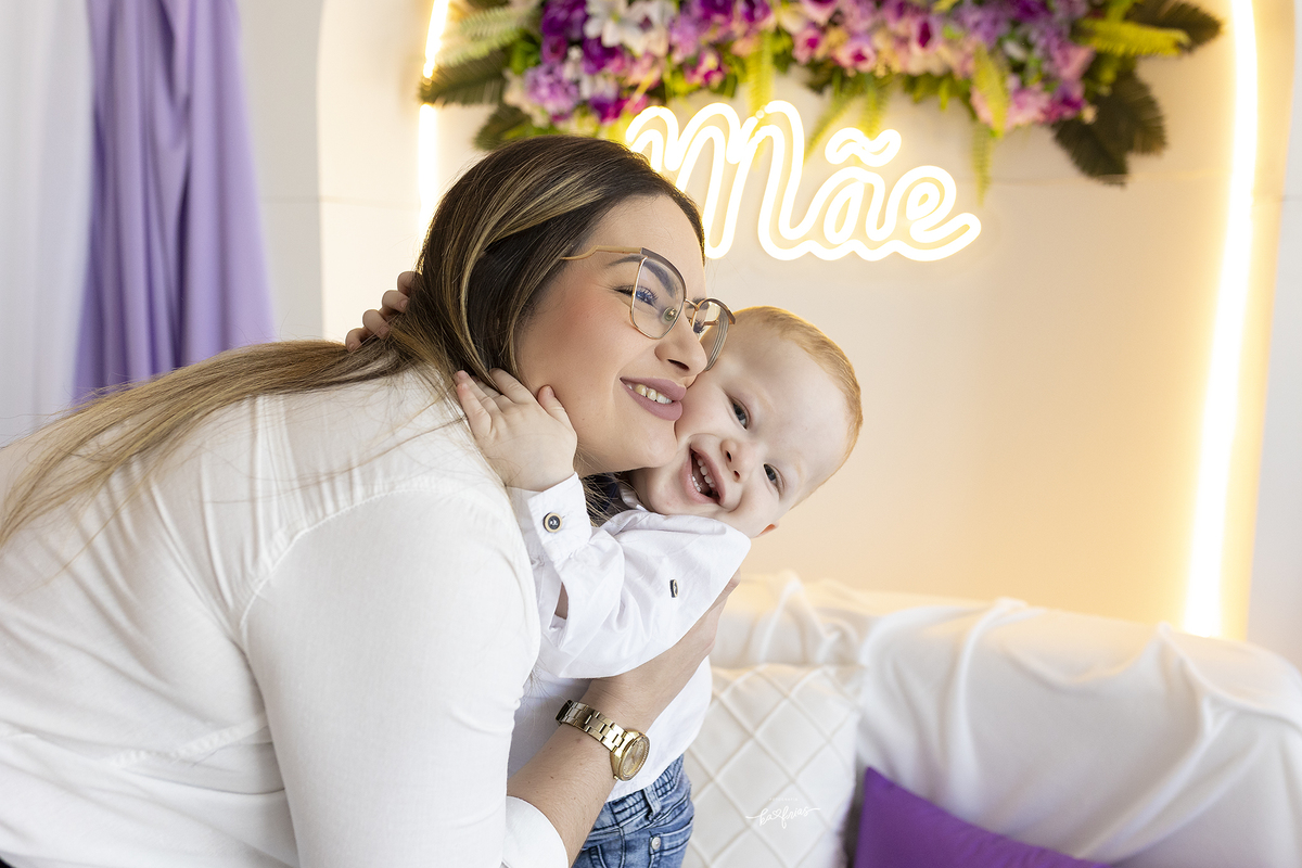 o bebe abraca a mae no ensaio de dia das maes em caxias do sul-rs