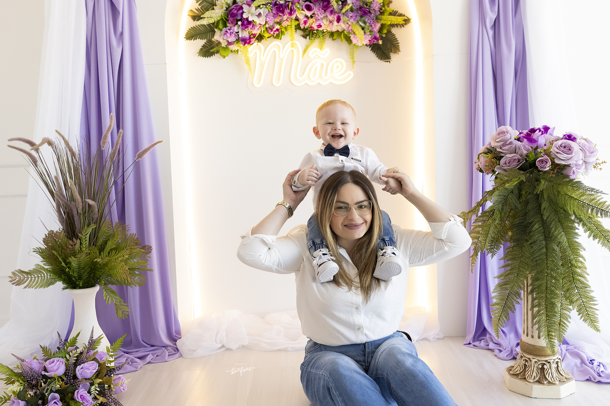 o bebe brinca durante sessoa de fotos de maes em caxias do sul