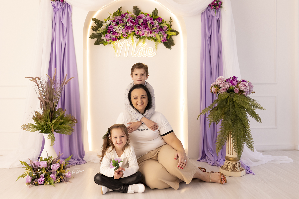 os modelos posam na sessao de fotos do dia das maes