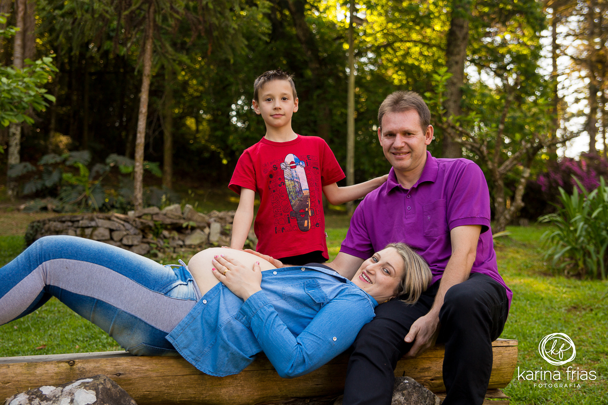 A GESTANTE DEITA NO COLO DO ESPOSO EM ENSAIO DE GRAVIDEZ
