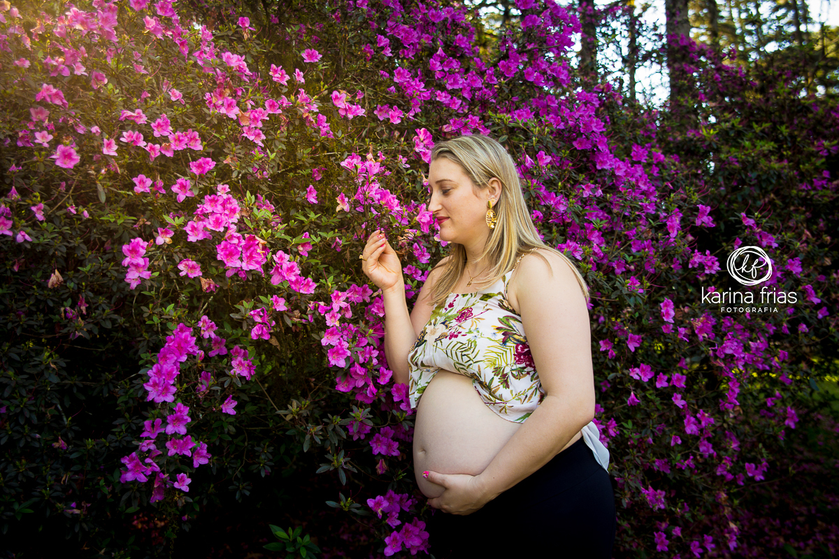 EM SEU ENSAIO EXTERNO DE GESTANTE, A MODELO CHEIRA AS ROSAS