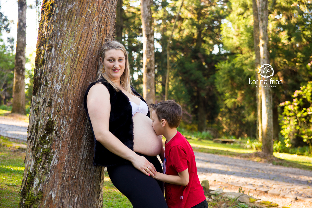 FILHO BEIJA A BARRIGA DA MÃE EM SEU BOOK DE GESTANTE