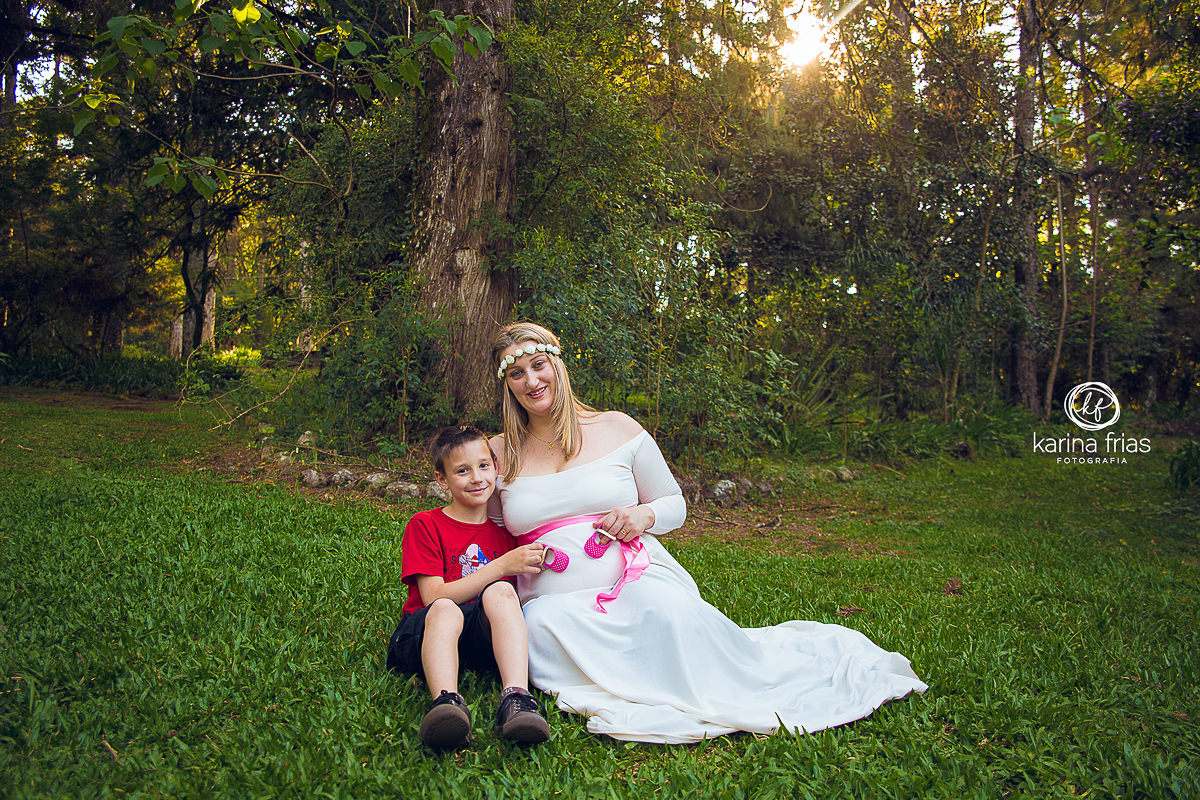 MAE E FILHO SENTAM NA GRAMA PARA O BOOK EXTERNO
