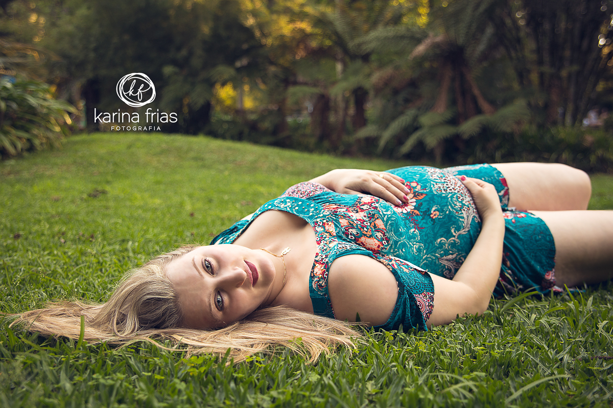 A GESTANTE DEITA PARA AS FOTOS EXTERNAS DA GRAVIDEZ