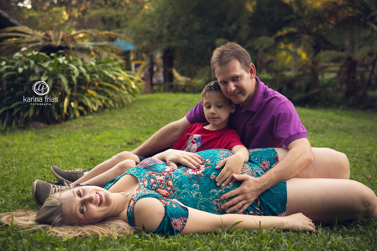 O PAI ACARICIA A BARRIGA NO BOOK DE GESTANTE DA ESPOSA