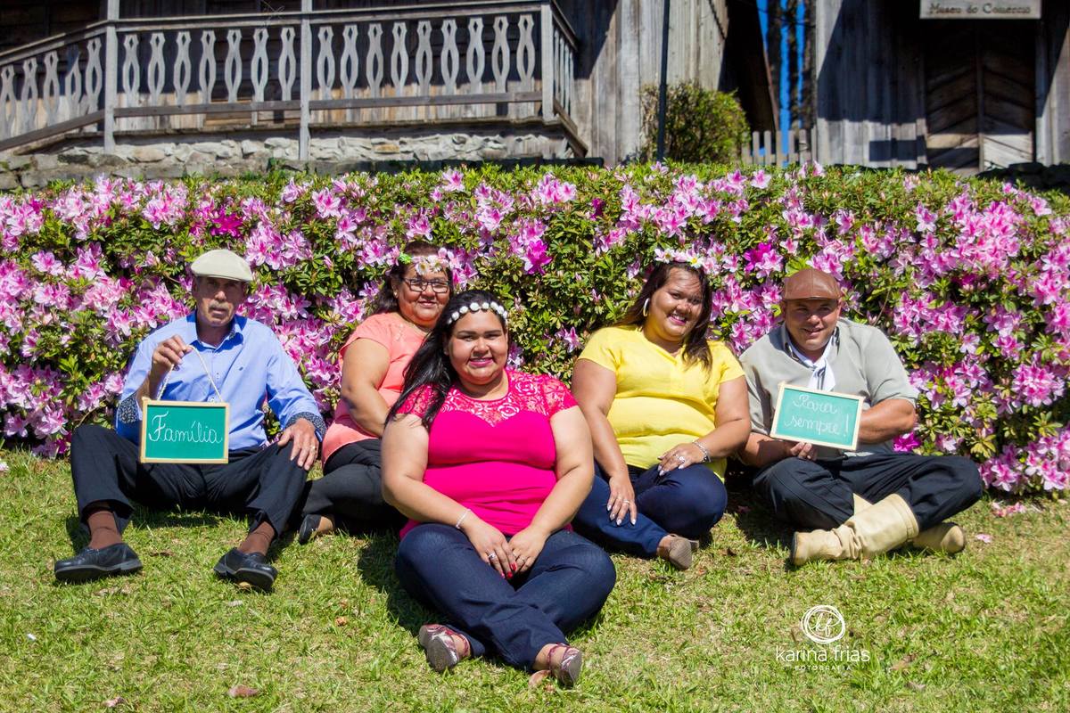 A FAMILIA ESTA SENTADA PARA AS FOTOS DO ENSAIO EXTERNO