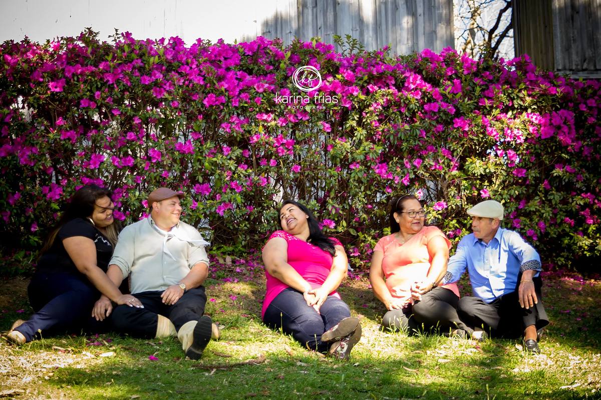 A FAMILIA SORRI PARA A FOTOGRAFA DE FAMILIA KARINA FRIAS