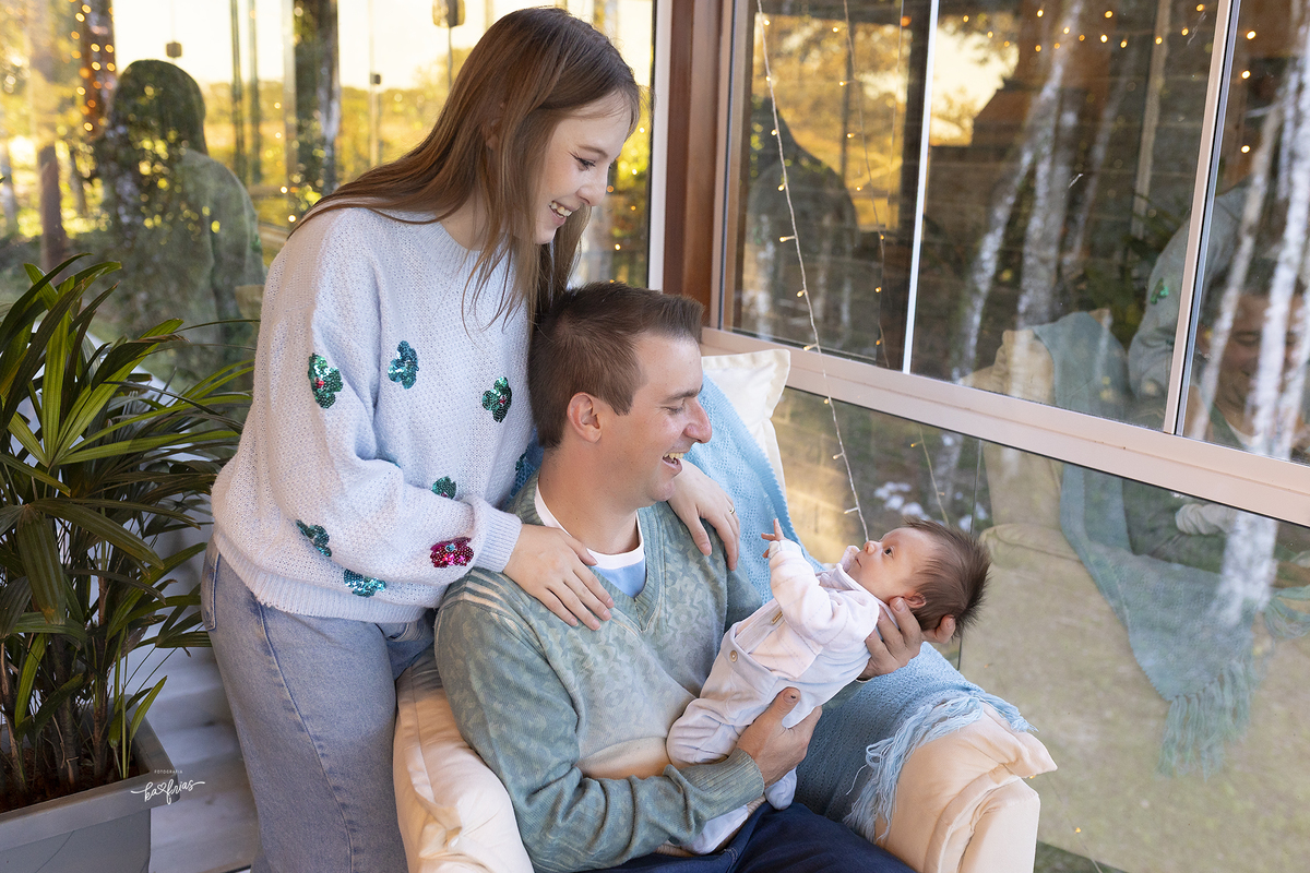 a familia sorri com o bebe em antonio prado