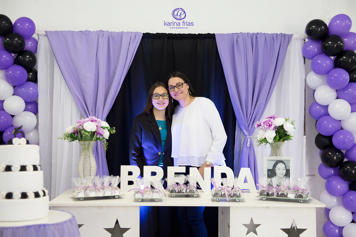 MAE POSA PARA FOTO DE 15 ANOS DA FILHA