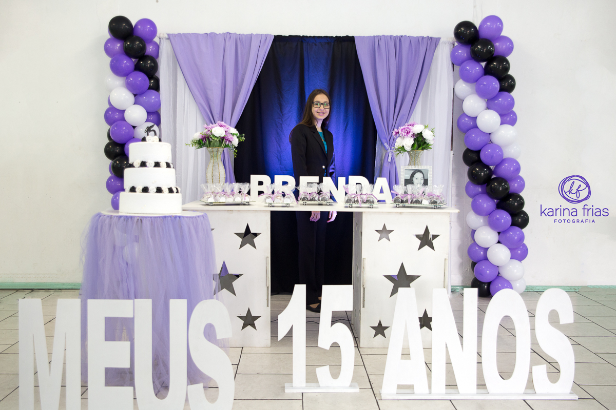 MESA TODA DECORADA PARA AS FOTOS DE 15 ANOS