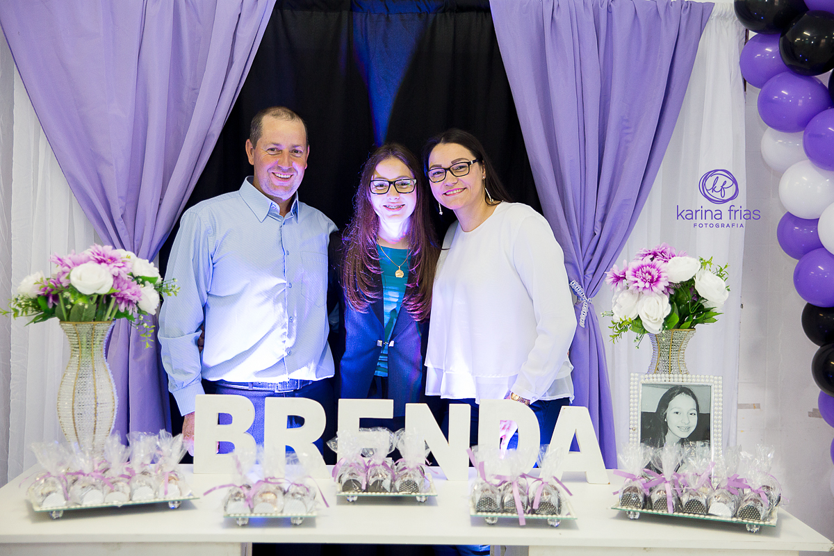 OS PAIS FICAM ATRÁS DA MESA DE 15 ANOS PARA AS FOTOS