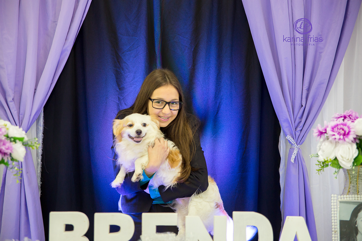 O CACHORRO PARECE SORRIR EM FOTOS DE 15 ANOS