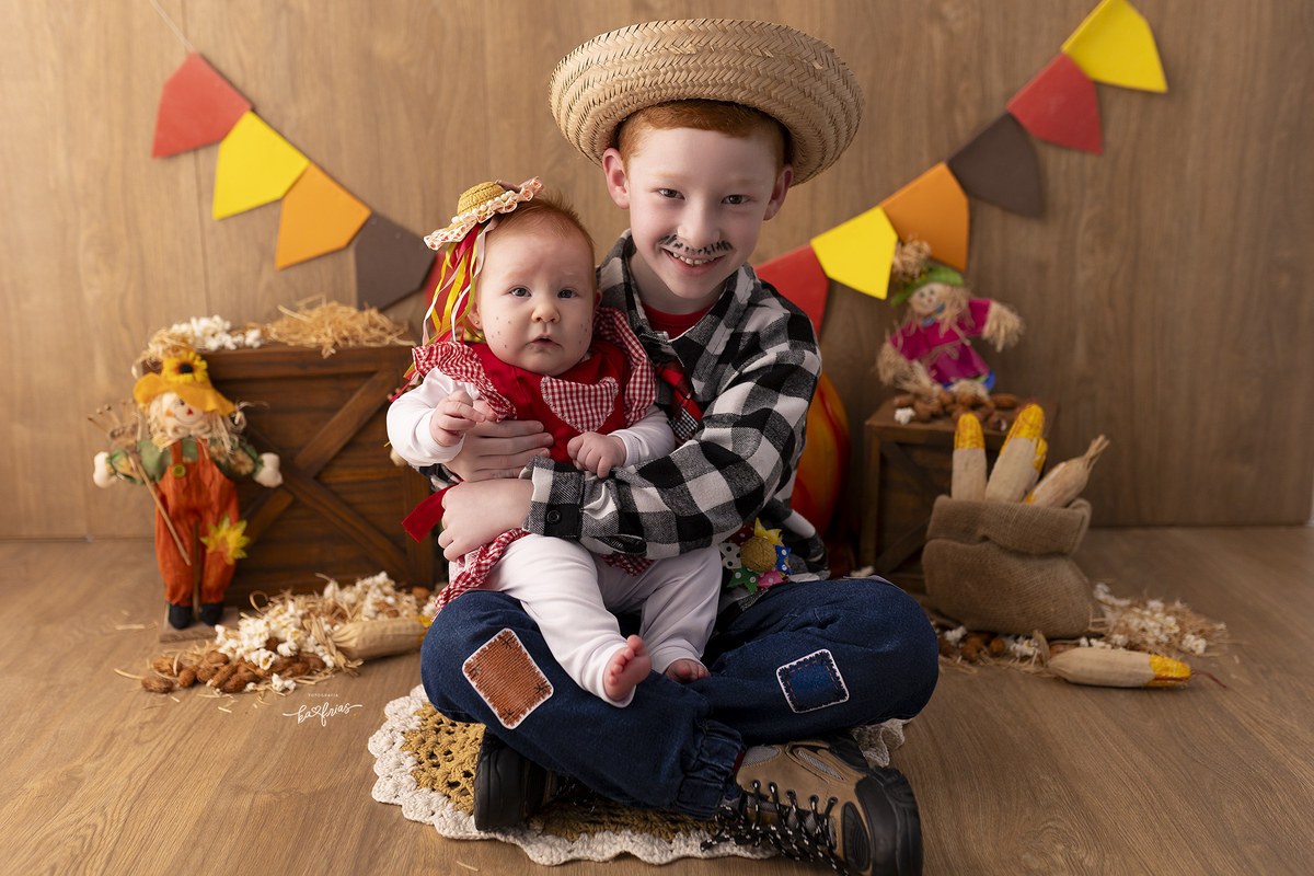 os irmaos posam para a fotografa de familia de caxias do sul, ka frias