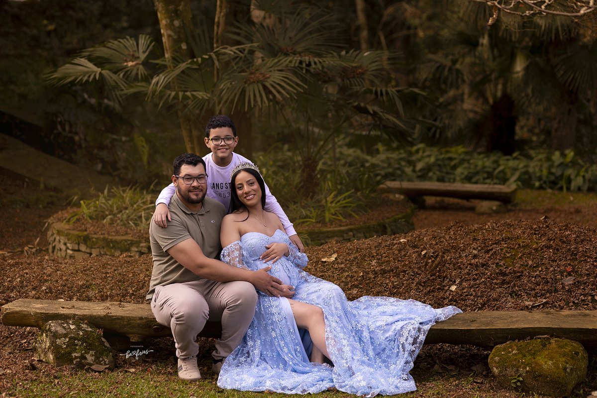 a familia sorri para a fotografa de gestante de caxias do sul, ka frias